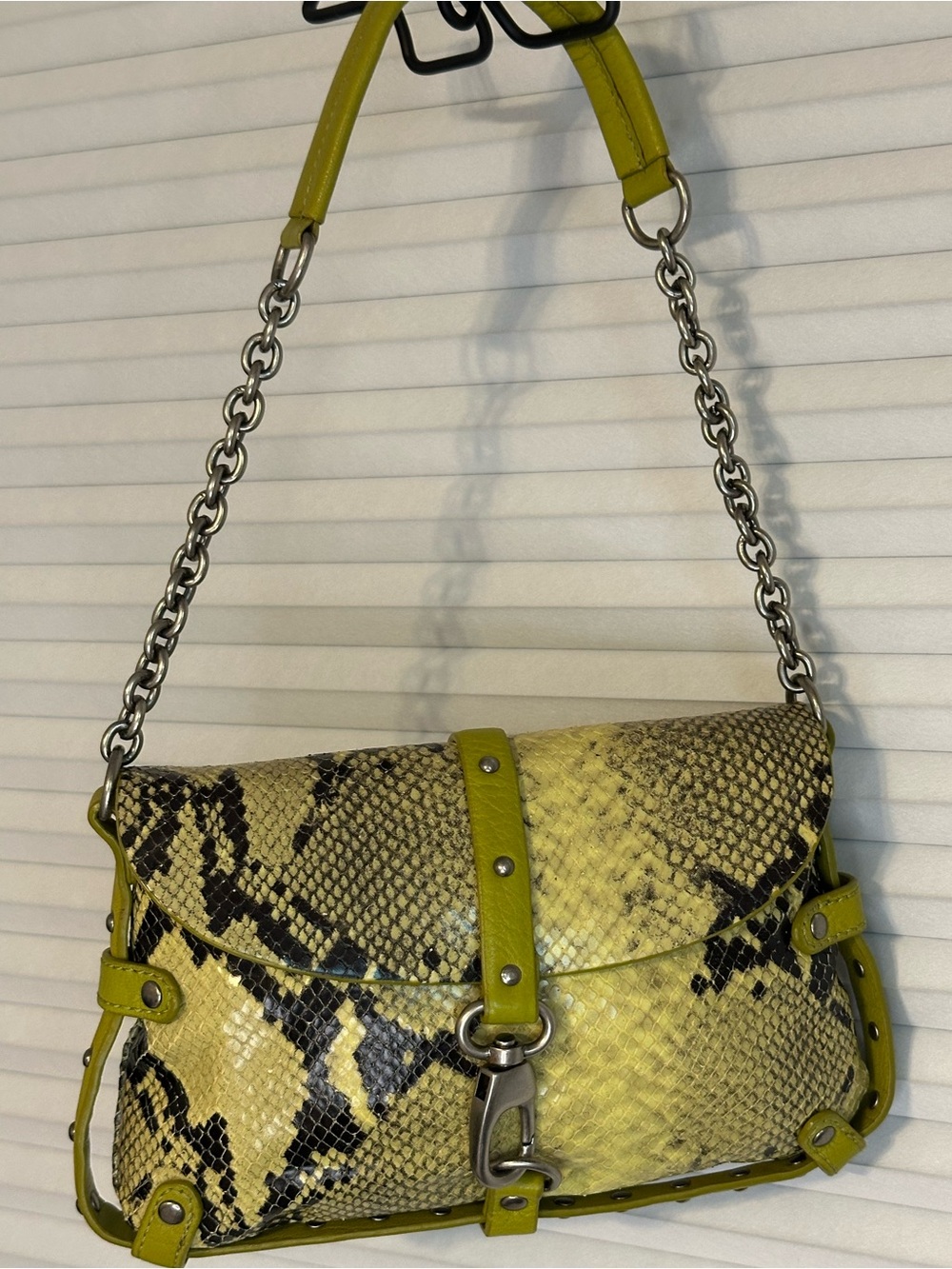 Cynthia Rowley Snake-Print Shoulder Bag with lime green with Chain Detail - Picture 10 of 11